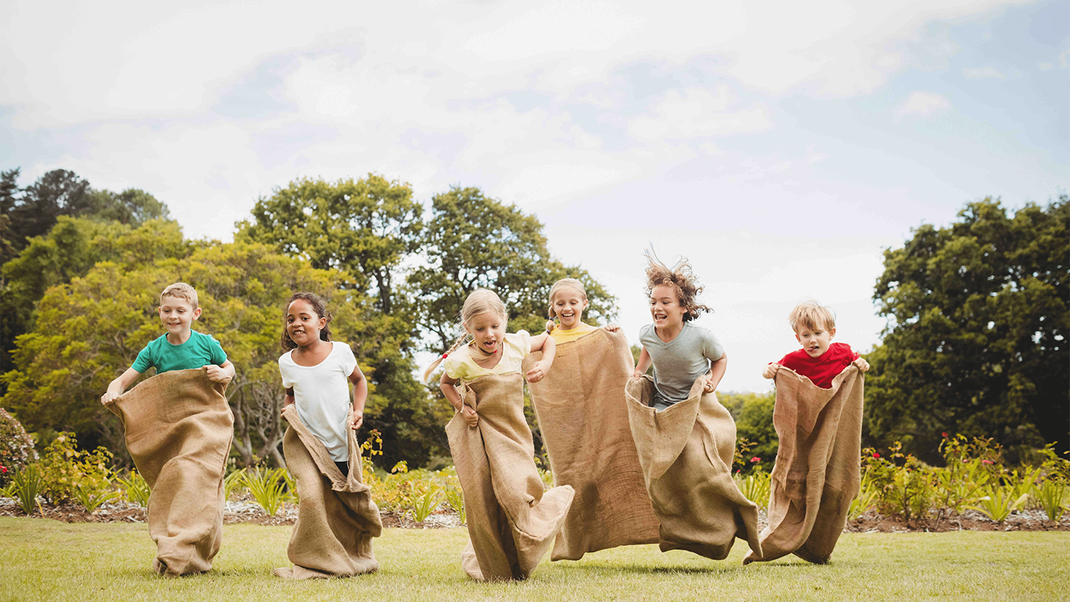 Sackhüpfen geht immer: Die besten Ideen für Bewegungsspiele für Kinder von 3 bis 10 Jahren.