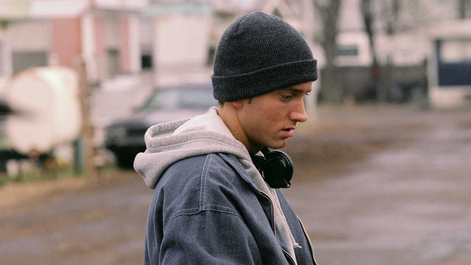 
                <strong>"Lose Yourself" - Eminem veröffentlicht ersten Nummer-Eins-Hit</strong><br>
                Für den musikalischen Höhepunkt im Jahr 2002 sorgt der Rapper Eminem. Mit seinem Song "Lose Yourself", dem Titelsong aus seinem autobiographischen Film "8 Mile" landet der Musiker aus Detroit das erste Mal auf Platz Eins in den Charts. Auch der Ersatz-Quarterback der Cleveland Browns in dieser Saison, Kelly Holcomb, singt den Songtext vor den Spielen. Das Ritual hilft, denn Holcomb führt seine Mannschaft am letzten Spieltag nach einer Verletzung von Stamm-Spielmacher Tom Couch zu einem Sieg über die Atlanta Falcons und damit in die Playoffs. "Es ist ein guter Song", erklärt Holcomb die Gewohnheit und führt weiter aus, "Du bekommst nur eine Möglichkeit im Leben und du musst das Beste daraus machen. Das ist eine gute Botschaft." Der Song von Eminem gewinnt dazu noch den Oscar als bester Filmsong.
              
