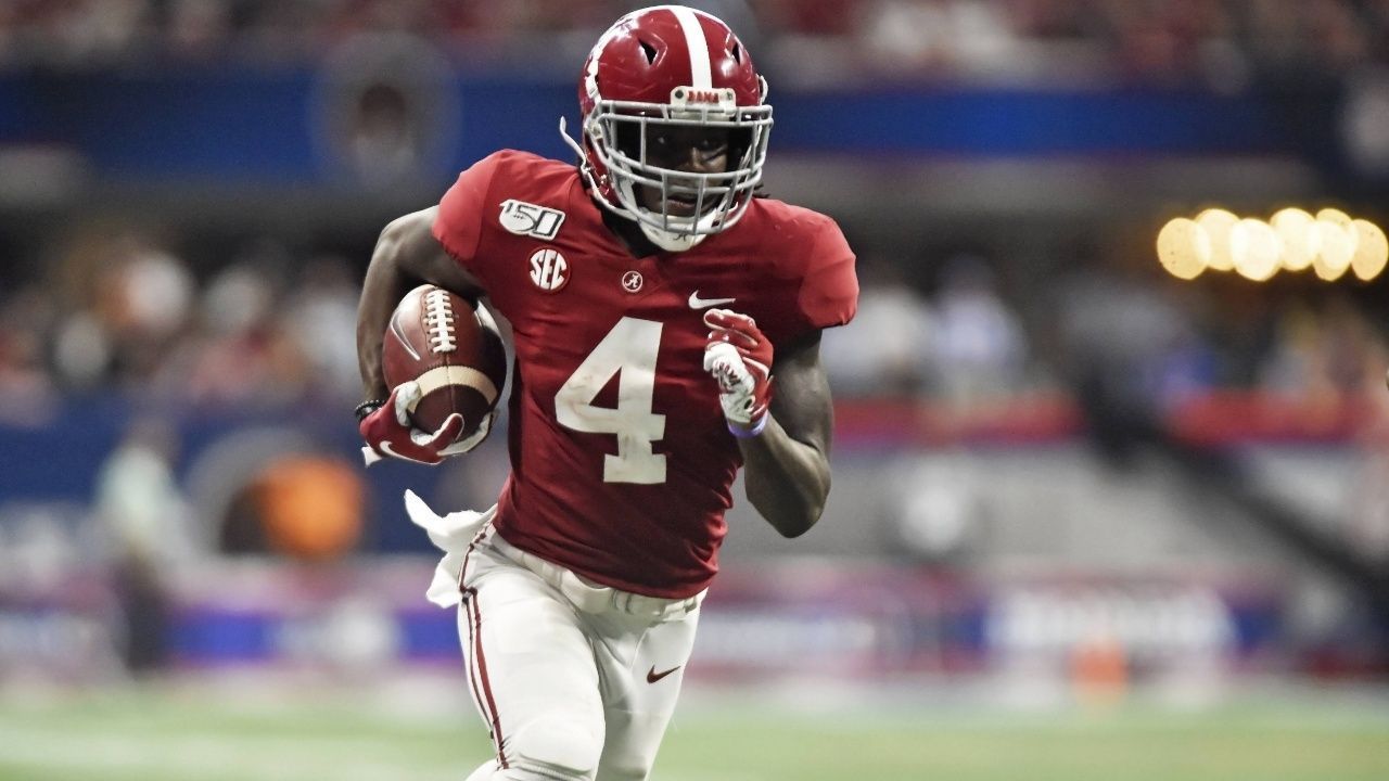
                <strong>Jerry Jeudy: New York Jets (Pick 11) </strong><br>
                Die New York Jets wollen einen Nummer-Eins-Receiver und Jerry Jeudy sollte hierfür der richtige Mann sein. Mit seinen Fähigkeiten könnte er wohl jede Offense in der NFL bereichern, doch er passt besonders zum Spielstil der Jets. Mit Robby Anderson verloren die Jets ihren Outside-Receiver und brauchen nun dringend Verstärkung auf dieser Position. Jeudy ist zwar nicht so schnell wie Anderson, doch durch seine exzellentes Route-Running könnte er in fast jedem Drive ein verlässliches Target für Franchise-Quarterback Sam Darnold sein. Die Jets haben ein sehr rhythmisches Passspiel, wodurch Jeudy früh in seiner Karriere zur Catch-Maschine mit viel Arbeit werden könnte. Zudem würde Jeudy ein gut durchdachtes Wide-Receiver-Trio komplettieren, mit Jamison Crowder im Slot und Rashard Perriman als Speed-Option. 
              