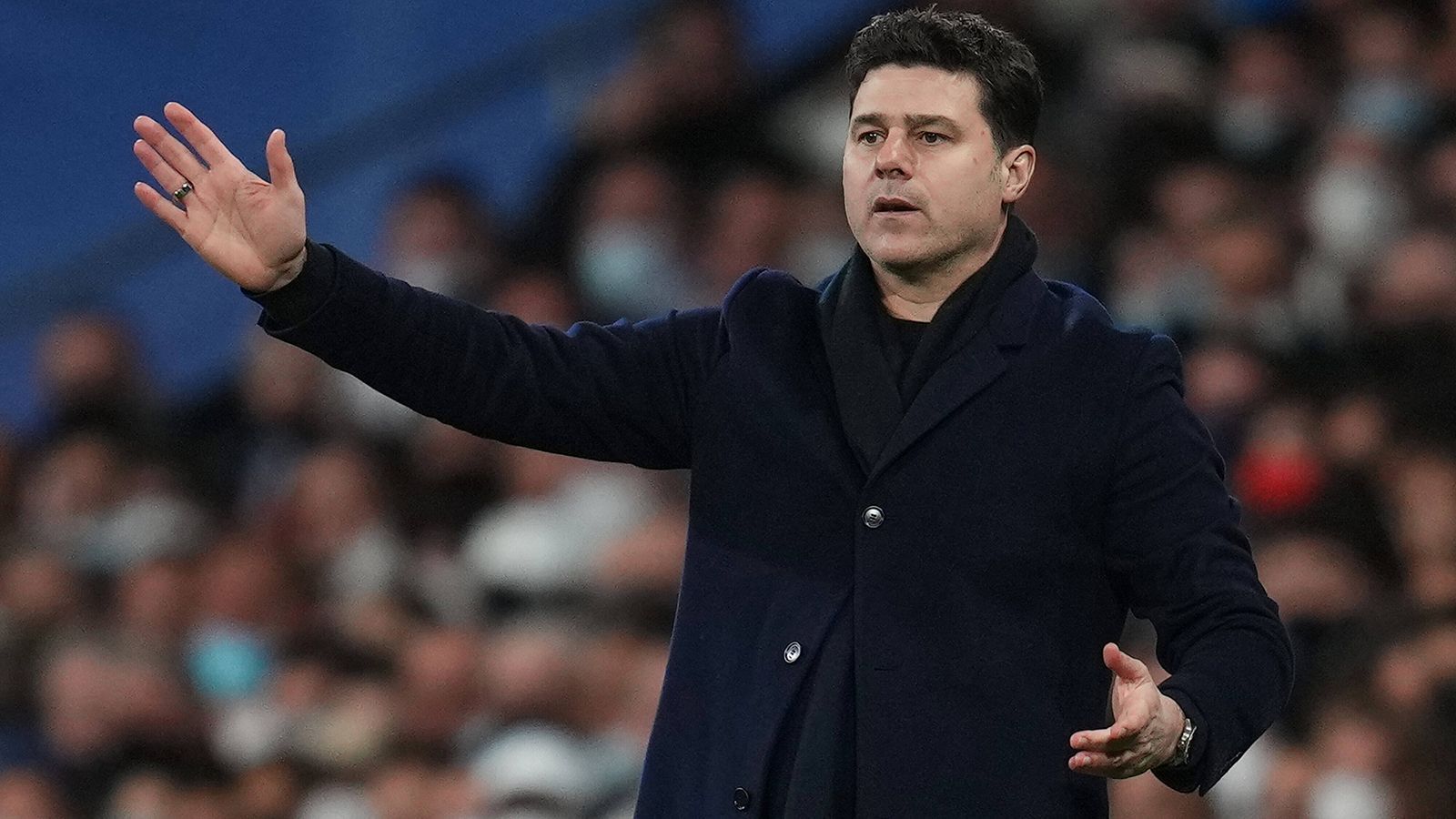 
                <strong>Mauricio Pochettino (vereinslos)</strong><br>
                Die Fans der "Spurs" würden sich eine Rückkehr von Liebling Mauricio Pochettino wünschen. Der Trainer, der zuletzt Paris Saint-Germain gecoacht hat und seit Juli 2022 ohne Amt ist, wird von mehreren Seiten mit seinem alten Verein in Verbindung gebracht. Allerdings ist unklar, ob sich der 51-jährige Argentinier selbst eine Rückkehr überhaupt vorstellen könnte. Bei Tottenham stand er bereits 293 Spiele lang an der Seitenlinie und kennt den Verein daher bestens. Er wird derzeit aber eher als Cheftrainer bei Chelsea gehandelt.
              
