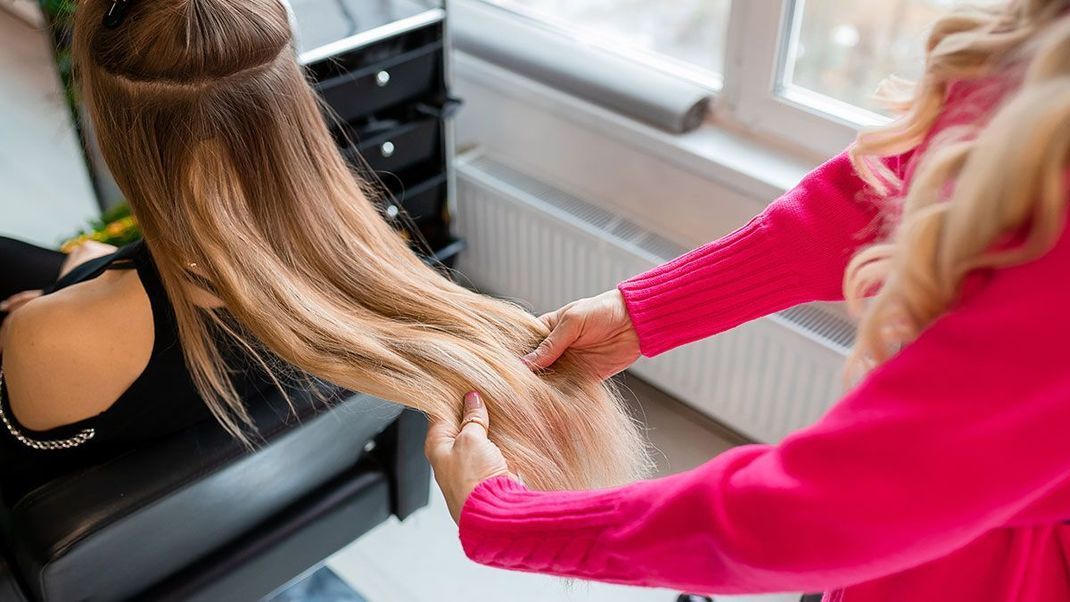 Wie lange hält eine Haarverlängerung? Was gibt es bei der Pflege von Haar-Extensions zu beachten? Wir klären auf!