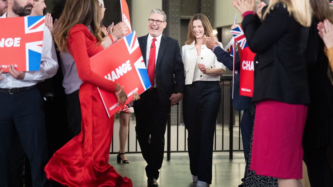 Der Labour-Vorsitzende Sir Keir Starmer und seine Frau Victoria Starmer werden bei einer Wahlparty für die Ergebnisse der Parlamentswahlen 2024 im Zentrum Londons bejubelt.