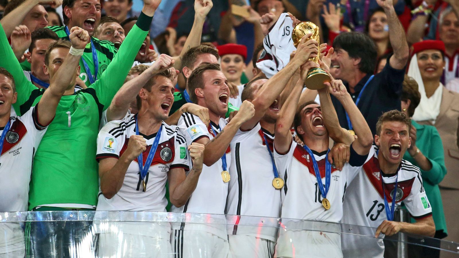 
                <strong>Unser WM-Titel 2014</strong><br>
                Daran erinnern wir uns nur allzu gern zurück: Vor vier Jahren, am 13. Juli 2014, gewann Deutschland das WM-Finale gegen Argentinien mit 1:0 n.V.. ran.de zeigt noch einmal unvergessliche Bilder von der Partie, vom Kampf um den vierten Stern und letztendlich vom großen Triumph der Mannschaft um Kapitän Philipp Lahm.
              