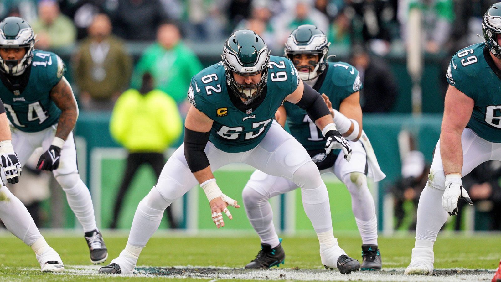 
                <strong>Offensive</strong><br>
                Die Offensive um Hurts ist vielseitig, kann vor allem im Laufspiel überzeugen, aber auch im Passspiel. Doch in der Postseason ist auch der Spielmacher der Eagles nicht zu 100 Prozent fit, weshalb die Eagles ihren Fokus bislang vor allem auf das Laufen legen. Das Prunkstück ist die O-Line um Jason Kelce, es ist die wohl beste der Liga. Eine Maschine, eine Einheit, wie die Eagles selbst betonen. Und immer wieder eindrucksvoll unter Beweis stellen. 
              