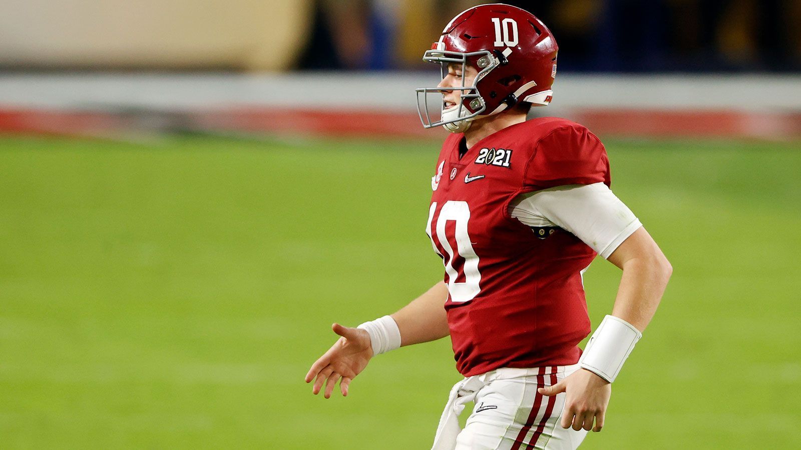 
                <strong>3. Pick: San Francisco 49ers - Mac Jones (Quarterback)</strong><br>
                Ein brisanter Pick. Für viele Experten ist Mac Jones kein Top-Prospect, Berichten zufolge sieht Kyle Shanahan den ehemaligen Signal Caller von Alabama jedoch als perfektes Puzzle-Stück für seine Offense. Jones spielt im System gut, kreiert allerdings selbst zu wenig und ist kein guter Athlet.
              