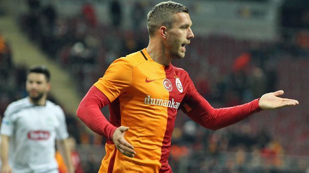 
                <strong>Lukas Podolski (Galatasaray Istanbul)</strong><br>
                Lukas Podolski (Galatasaray Istanbul): Neun Millionen Euro netto hätte der deutsche Weltmeister laut "Bild" bei einem Wechsel nach China angeblich verdienen können. Podolski soll im Winter ein Angebot eines Klubs aus Shanghai vorliegen gehabt haben - und hat es demnach abgelehnt. Er spielt weiterhin für Galatasaray Istanbul in der Türkei. Dort wird ja bekanntlich auch sehr gutes Geld bezahlt.
              