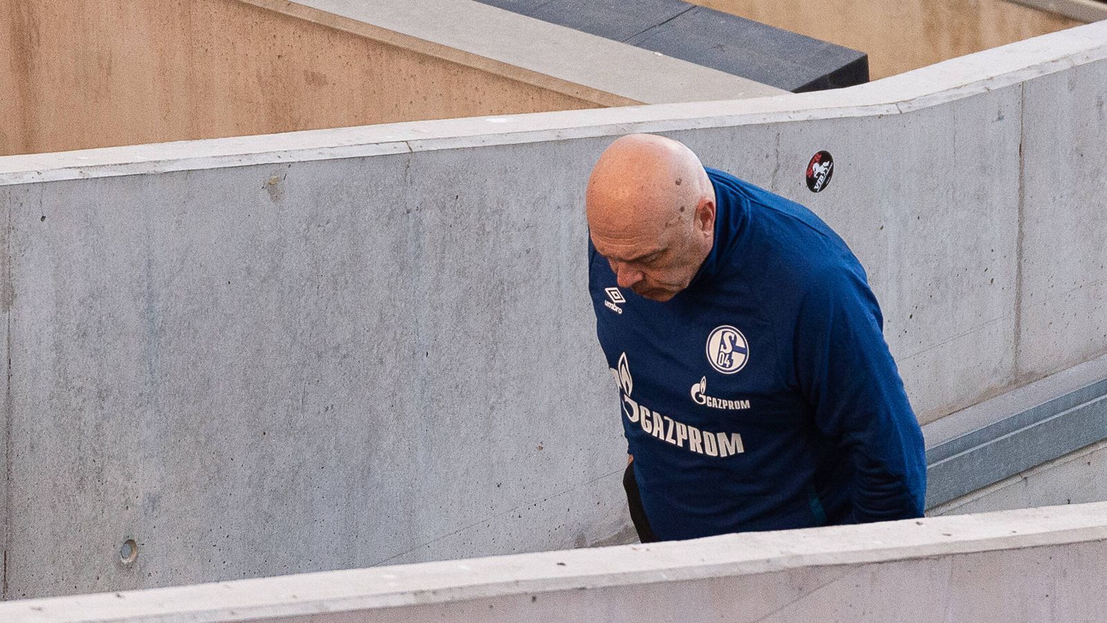 
                <strong>Was ist passiert? </strong><br>
                Schalke hat aufgeräumt. Tabula rasa gemacht. Alles auf Anfang sozusagen. Neben Trainer Christian Gross und seinem Assistenten Rainer Widmayer mussten auch Sascha Riether, Koordinator Lizenzspielerabteilung, Werner Leuthard, Leiter Performance Lizenzspieler, sowie Jochen Schneider, Vorstand Sport und Kommunikation, mit sofortiger Wirkung gehen. Mehr geht nicht.
              