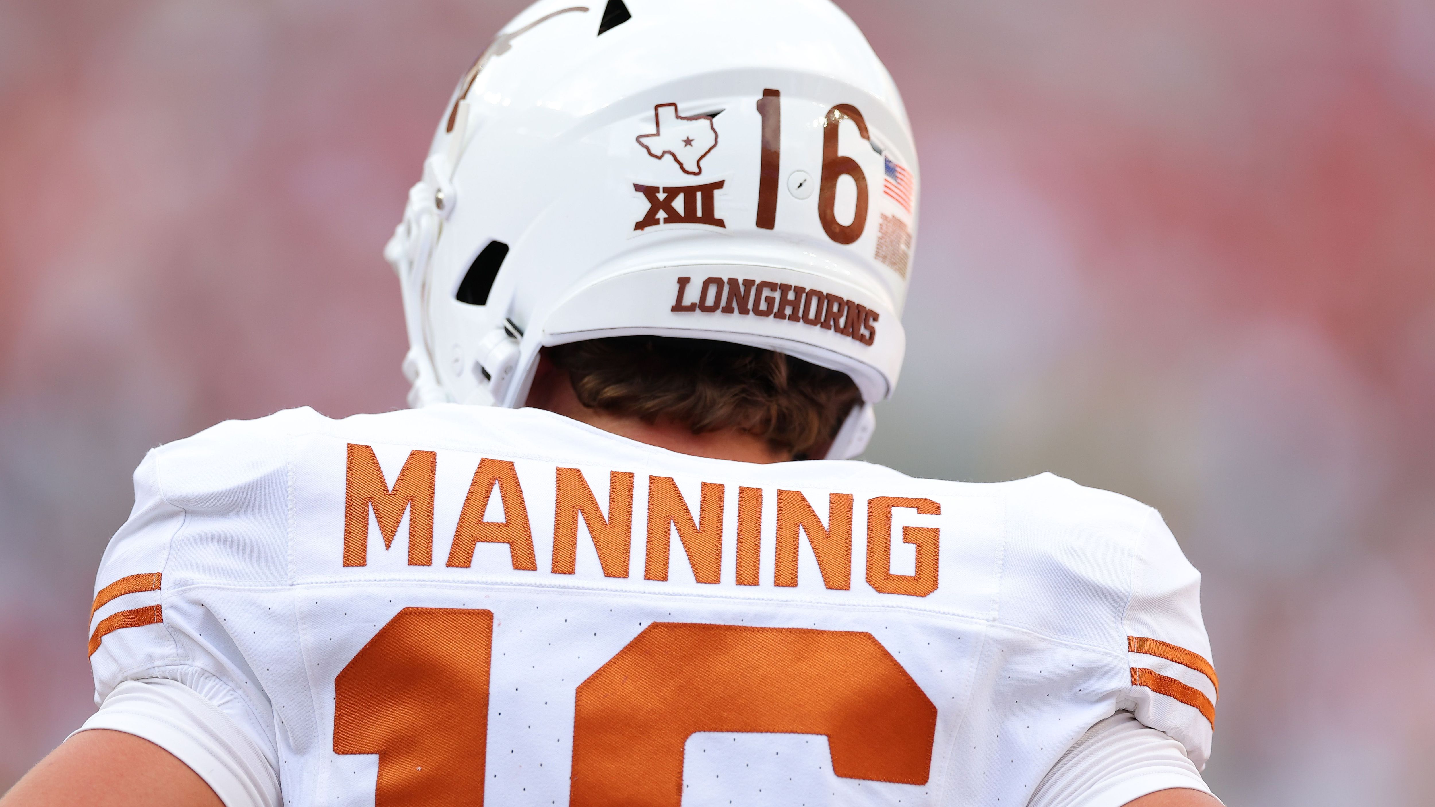 <strong>Platz 1: Arch Manning</strong><br>Es handelt sich nämlich um den Neffen von Peyton und Eli Manning, der seit dieser Saison bei den Texas Longhorns ist. Manning soll rund 2,9 Millionen Dollar im Jahr bekommen. Auch wenn er ein vielversprechendes Talent ist, kommt diese hohe Zahl wohl vor allem durch seinen äußerst prominenten Namen zustande.