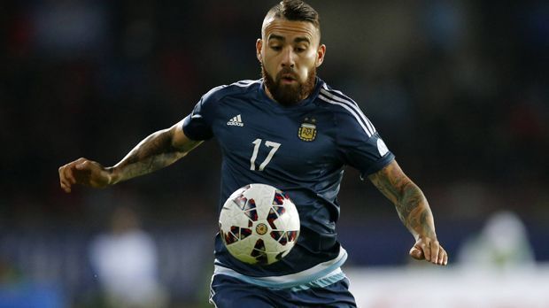 
                <strong>Innenverteidigung: Nicolas Otamendi</strong><br>
                Innenverteidigung: Nicolas Otamendi. Ein Mega-Deal zwischen Manchester City und Valencia. Nicht nur die Summe von kolportierten 44,6 Millionen Euro fließt in die Kasse der Spanier - auch Abwehrmann Eliaquim Mangala wird für eine Saison von den "Citizens" ausgeliehen. In unserer Formation spielt Otamendi den einzigen Innenverteidiger.
              