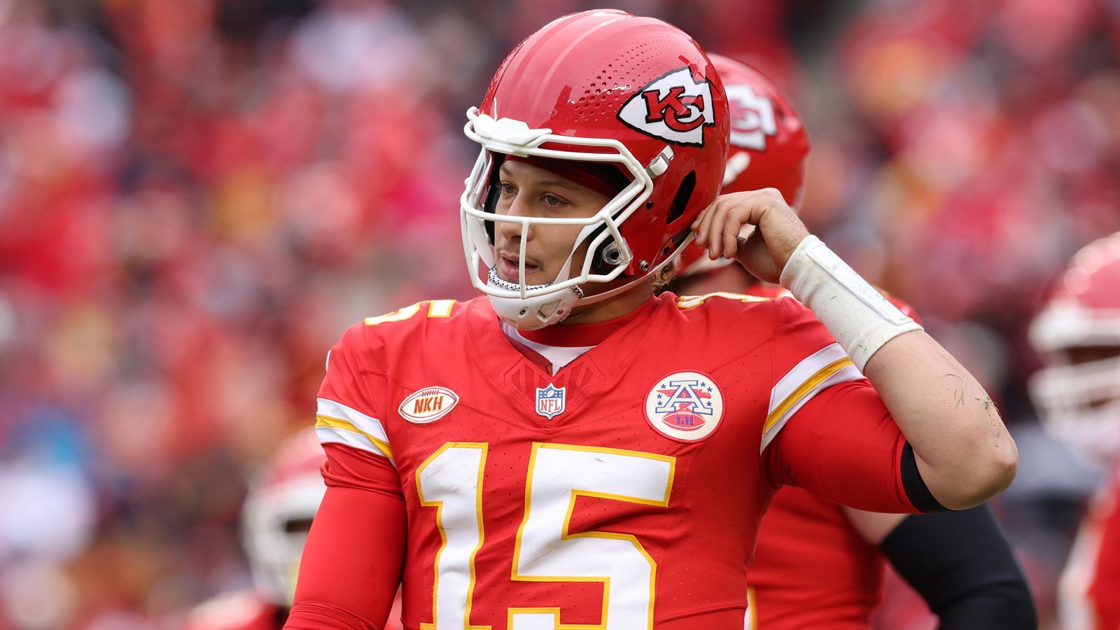 <strong>Verlierer: Offense der Kansas City Chiefs</strong><br>Nein, es liegt nicht nur an Patrick Mahomes, am Abgang des OCs Eric Bieniemy, an der löchrigen O-Line oder dem dürftigen Laufspiel. Es liegt nicht nur an den Receivern, die gefühlt kein eins-gegen-eins-Duell gewinnen. Es ist ein Mix. Aber so werden die Chiefs keine Rolle mehr spielen. Zauberer Mahomes wirkt erstmals an seinen Grenzen. Die Raiders entzaubern sie 20:14.