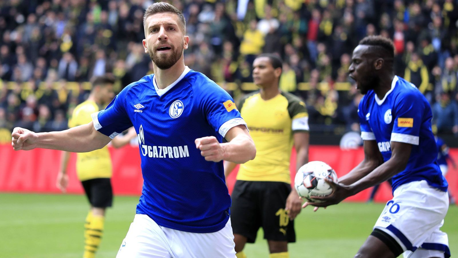 
                <strong>Punkt 5: Totgesagte leben länger</strong><br>
                Das vorerst letzte Revierderby? Kaum vorstellbar, die aktuelle Tabellensituation spricht jedoch eindeutig dafür. Schalke bekommt wie im Jahr 2019 noch einmal die Chance, ihrem Erzrivalen gehörig die Suppe zu versalzen. Vor zwei Jahren setzten sich die "Knappen" am 31. Spieltag in einer dramatischen Begegnung mit 4:2 (Bild) durch und durchkreuzten die Meister-Träume der Borussia. Zudem sammelten sie im Kampf um den Klassenerhalt entscheidende Punkte und entgingen dem Abstieg. Auch damals rechnete niemand mit einem Erfolg - doch im Derby gelten eigene Gesetze.
              