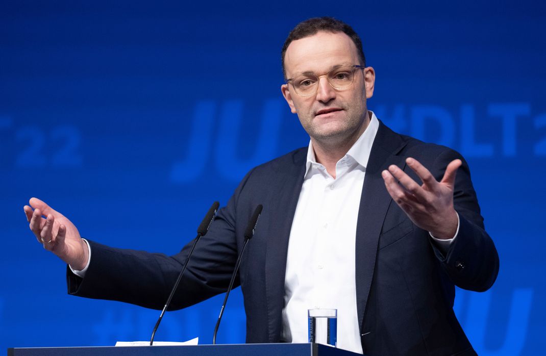 Jens Spahn (CDU) hat angesichts des Fachkräftemangels in Deutschland ein sofortiges Ende der "Rente mit 63" gefordert. 