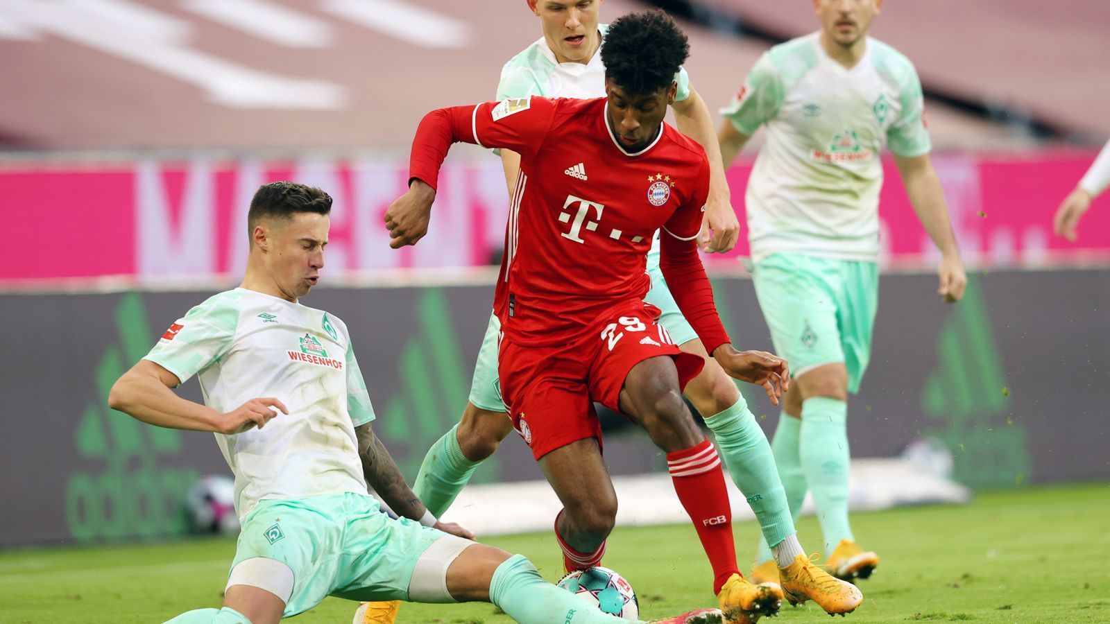 
                <strong>Kingsley Coman</strong><br>
                Wenn er über den Flügel wirbelt, riecht es gefühlt immer nach Gefahr. Hängt dank seiner Schnelligkeit seine Gegenspieler immer wieder ab. Wechselt mit Costa regelmäßig die Seiten. Kommt in der 13. Minute nach Alaba-Vorlage aus halbrechter Position zum Abschluss. Daraus hätte durchaus mehr werden können. Wird in der 27. Minute an der Strafraumgrenze von Toprak gefoult. Hätte hier auch einen Elfer zugesprochen bekommen können. In der 62. Minute dann mit dem erlösenden Ausgleichstreffer für die Bayern nach Flanke von Goretzka. Wird unmittelbar danach für Gnabry ausgewechselt. ran-Note: 2
              