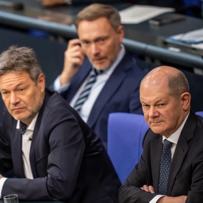 Bundeskanzler Olaf Scholz verfolgt neben Robert Habeck und Christian Lindner die Debatte zur Haushaltslage im Bundestag.