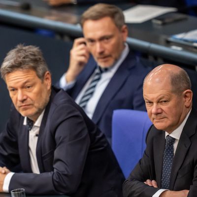 Bundeskanzler Olaf Scholz verfolgt neben Robert Habeck und Christian Lindner die Debatte zur Haushaltslage im Bundestag.