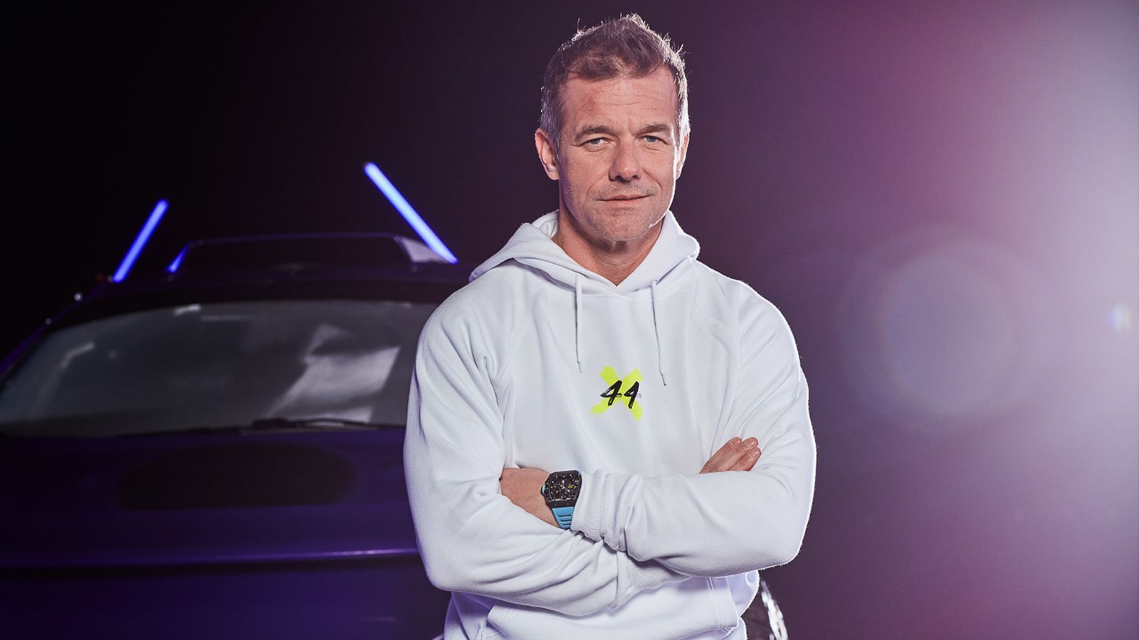 
                <strong>Sebastien Loeb</strong><br>
                Noch bevor die Saison überhaupt begonnen hat, zeigt sich Loeb begeistert von seinem neuen Arbeitsgerät: "Ich hatte kürzlich die Möglichkeit, das Auto zu fahren, und es ist unglaublich. Dieses Auto ist anders als alles, was ich bisher gefahren bin, und ich bin sehr glücklich, wie leistungsstark und wie gut Traktion und Balance sind."
              