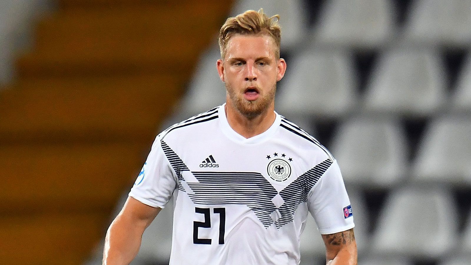 
                <strong>Mittelfeld: Arne Maier</strong><br>
                 - Position: Defensives Mittelfeld - Verein: Hertha BSC - Alter: 21 Jahre - U21-Länderspiele/Tore: 8/1 - 56 Bundesligaspiele für Berlin - 3 Europa-League-Spiele für Berlin
              