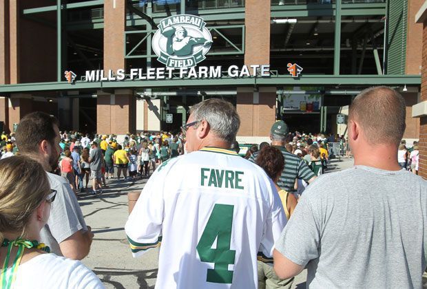 
                <strong>Die Hall of Fame der Green Bay Packers</strong><br>
                Brett Favre ist offiziell in die Hall of Fame der Green Bay Packers aufgenommen worden. Der Quarterback, der eine beachtliche NFL-Karriere hinter sich hat, wurde bei der Zeremonie von einem ausverkauften Lambeau Field in Empfang genommen.
              