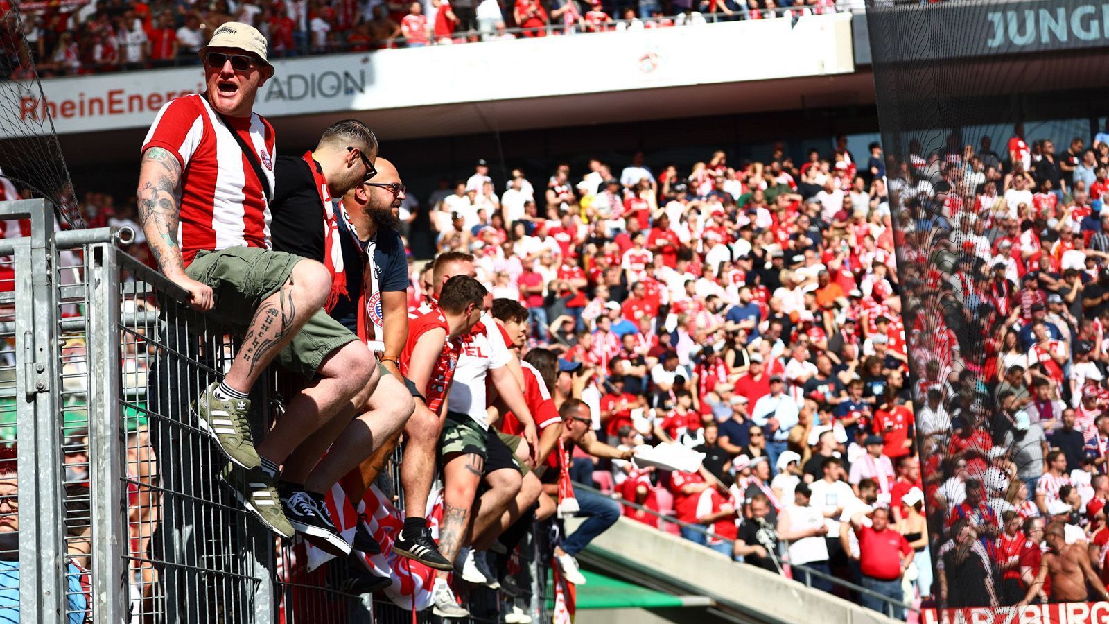 
                <strong>Fans</strong><br>
                Unverhofft ist doch am schönsten. Die Bayern-Fans erobern nach Abpfiff das Kölner Stadion.
              