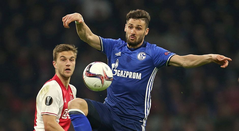 
                <strong>Daniel Caligiuri</strong><br>
                Spielt Caligiuri mit? In Halbzeit eins kann man sich als Schalke-Fan da nicht ganz sicher sein. Vor dem Seitenwechsel bleibt der Deutsch-Italiener in der Offensive komplett unsichtbar. Nach 30 Sekunden im zweiten Spielabschnitt schon auffälliger als in den 45 Minuten vor dem Seitenwechsel: Caligiuri setzt sich schön ober links durch, doch seine Flanke findet keinen Abnehmer. Noch mit einem halbwegs gefährlichen Abschluss Mitte der zweiten Hälfte, aber insgesamt ein sehr dürftiger Auftritt von Caligiuri. ran-Note: 5
              