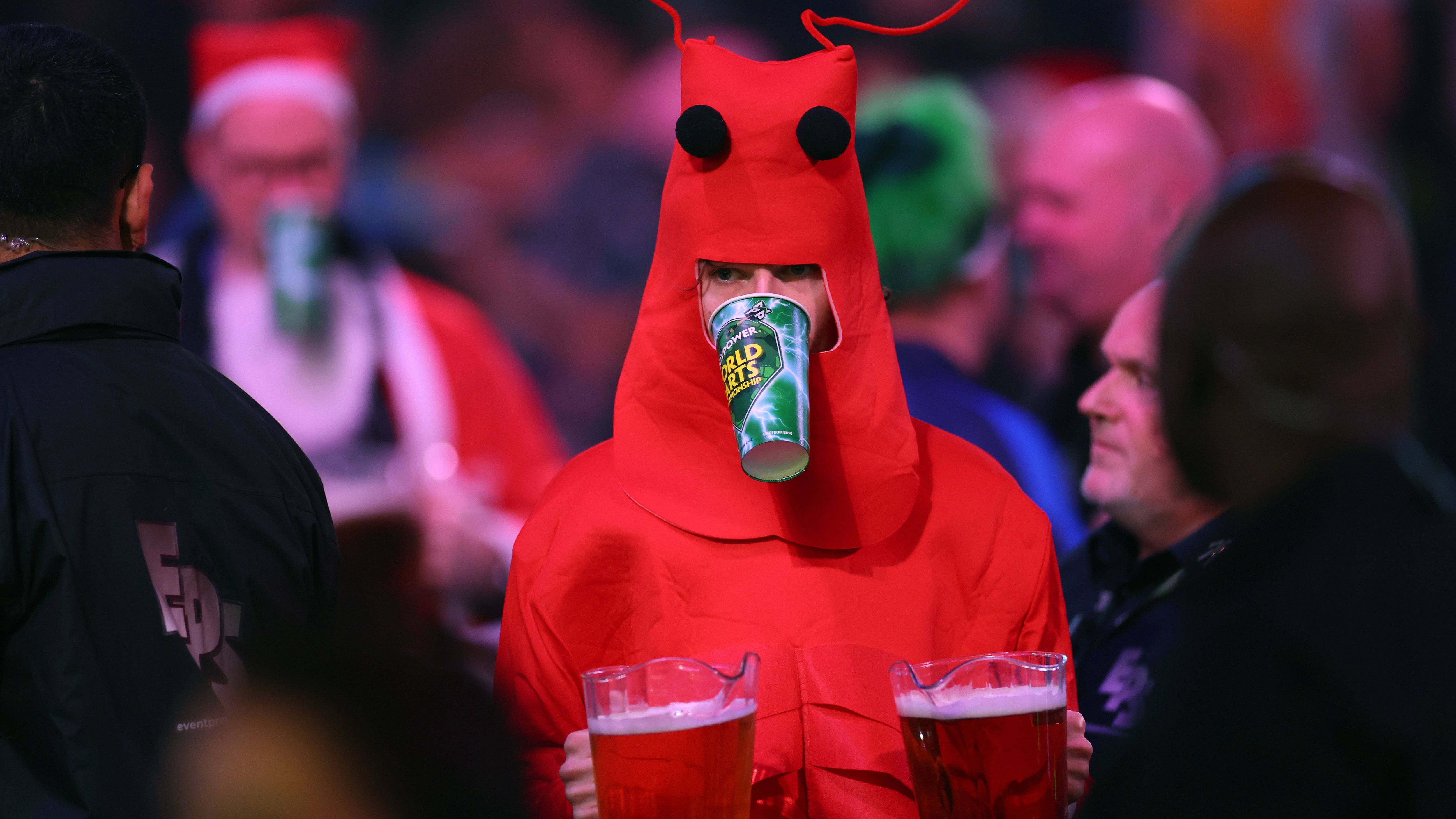 <strong>Rotes Insekt mit schwarzen Punktaugen</strong><br>Gut wenn man neben zwei Händen auch noch ein gutes Gebiss hat. Dann kann man nicht nur die beiden Bier Pitcher transportieren, sondern auch noch einen Pappbecher, wie dieses rote Insekt hier.