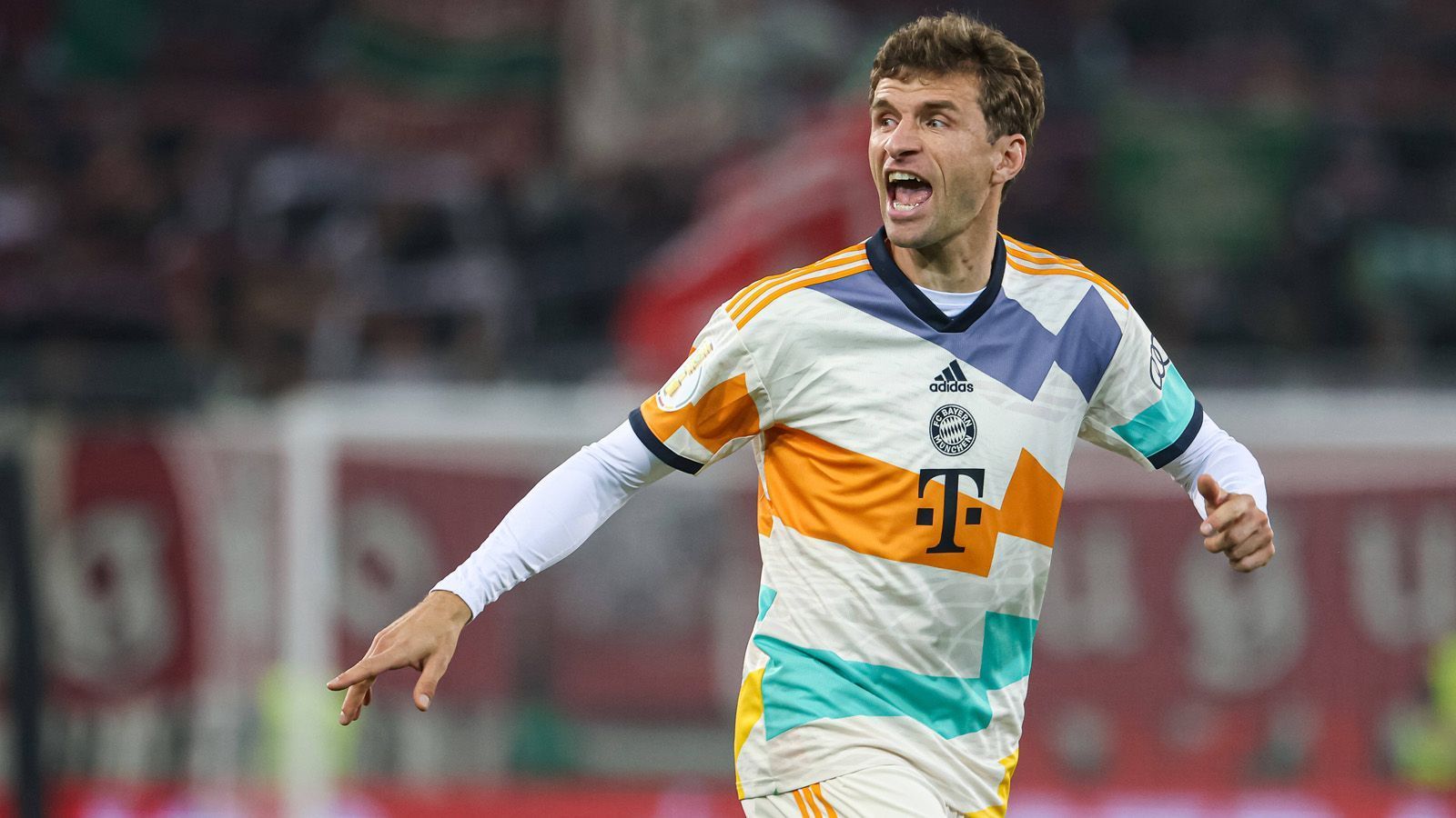 
                <strong>Thomas Müller (FC Bayern)</strong><br>
                Müller war zuletzt krankheits- und verletzungsgeplagt. In den vergangenen sieben Bundesligaspielen kam er aus verschiedenen Gründen nicht zum Einsatz. Zuletzt laborierte er an Problemen an der Hüfte. Seinen letzten Einsatz hatte er am 26. Oktober in der Champions League gegen den FC Barcelona. Weil er angeschlagen zur WM reist, könnte er zumindest anfangs eine Reservistenrolle einnehmen. Auch gegen den Oman wird er nicht spielen können.
              