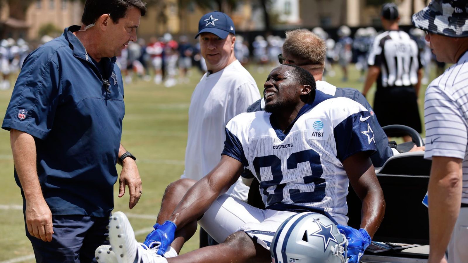 
                <strong>Verlierer: James Washington (Dallas Cowboys)</strong><br>
                Unverschuldet ist James Washington ein Verlierer der Training Camps. Der Wide Receiver der Dallas Cowboys verletzte sich am Fuß und könnte bis zu zehn Wochen ausfallen. Noch unglücklicher für ihn: Sein voraussichtlicher Ersatz, TJ Vasher, macht aktuell mit spektakulären Catches und tollen Routen auf sich aufmerksam. Wenn Washington zurückkehrt, dann könnte Vasher sich schon in der Rolle des dritten Receivers hinter CeeDee Lamb und Michael Gallup eingenistet haben.
              