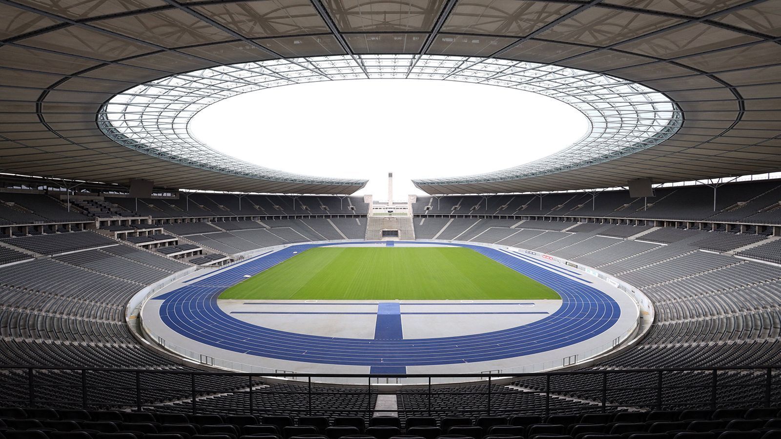 
                <strong>Hertha BSC: Keine Stehplätze im ältesten Bundesligastadion</strong><br>
                Das historischste Stadion der Bundesliga steht seit 1936 im Berliner Bezirk Charlottenburg. Es ist das einzige Stadion der Liga, dass keine Stehplätze aufzuweisen hat. Die blaue Tartanbahn rundum das Spielfeld wurde in den Vereinsfarben der Herthaner gefärbt. Die stadioninterne Kapelle mit Wänden aus Blattgold wurde vor der Weltmeisterschaft 2006 errichtet.
              