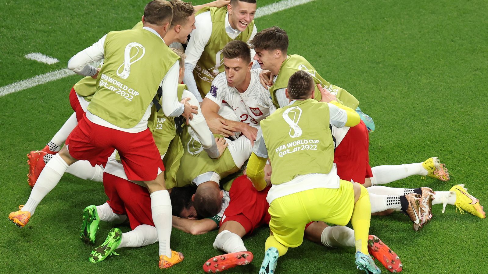 
                <strong>Robert Lewandowski-Watch: So schlug sich Polens Torjäger gegen Saudi-Arabien</strong><br>
                Auch Lewandowskis Teamkollegen feierten seinen ersten WM-Treffer gebührend mit ihm auf dem grünen Rasen.
              