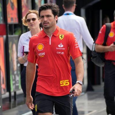 Carlos Sainz fehlt Ferrari beim Formel-1-GP in Saudi-Arabien.