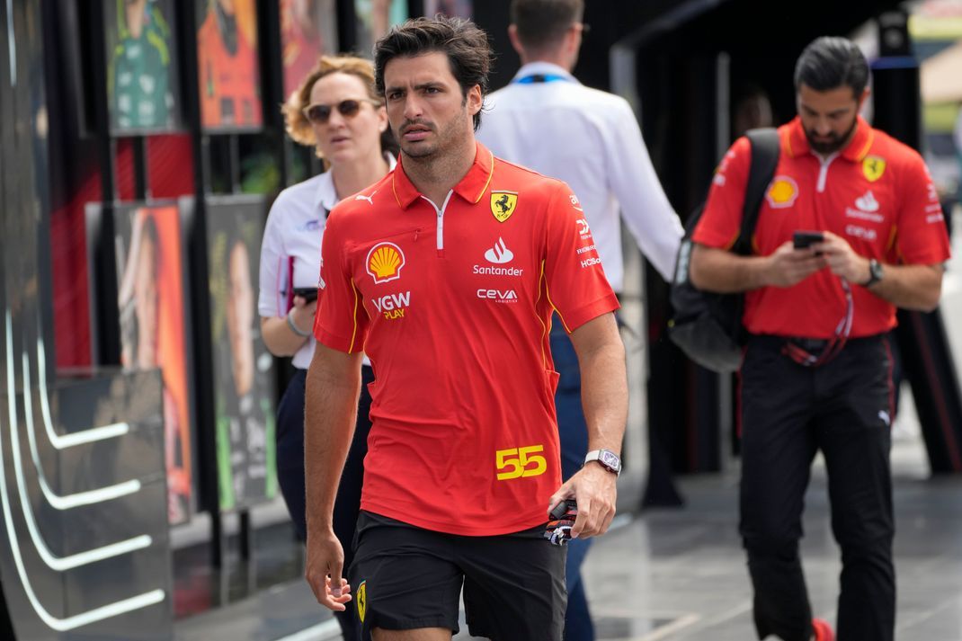Carlos Sainz aus Spanien vom Team Ferrari kommt beim Jeddah Corniche Circuit im Fahrerlager an.