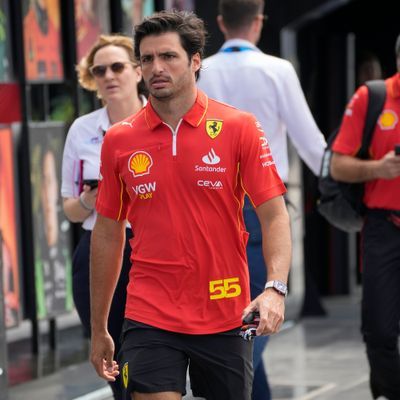 Carlos Sainz fehlt Ferrari beim Formel-1-GP in Saudi-Arabien.