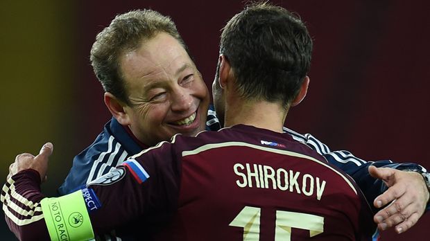 
                <strong>Russland - Roman Shirokov</strong><br>
                Russland - Roman Shirokov: Der 34 Jahre alte Mittelfeldspieler von ZSKA Moskau ist der große Routinier im Team von Nationalcoach Leonid Slutski. Das Duo arbeitet auch auf Klubebene zusammen, denn der Trainer ist gleichzeitig zu seiner Tätigkeit für den russichen Verband noch für den frischgebackenen russischen Meister verantwortlich.
              