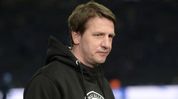 
                <strong>2015/16 Daniel Stendel bei Hannover 96</strong><br>
                Er übernahm im April 2016 ein Himmelfahrtskommando: Mit zehn Punkten Rückstand auf den Relegationsplatz war 96 sechs Spieltage vor Ende Letzter. Doch Stendel überzeugte die Verantwortlichen, die mit ihm den Neuanfang in der 2. Liga wagten. Nach 25 Spieltagen war aber Schluss. Kurios: Hannover lag zu dem Zeitpunkt auf Platz vier, drei Punkte hinter Tabellenführer Stuttgart.
              