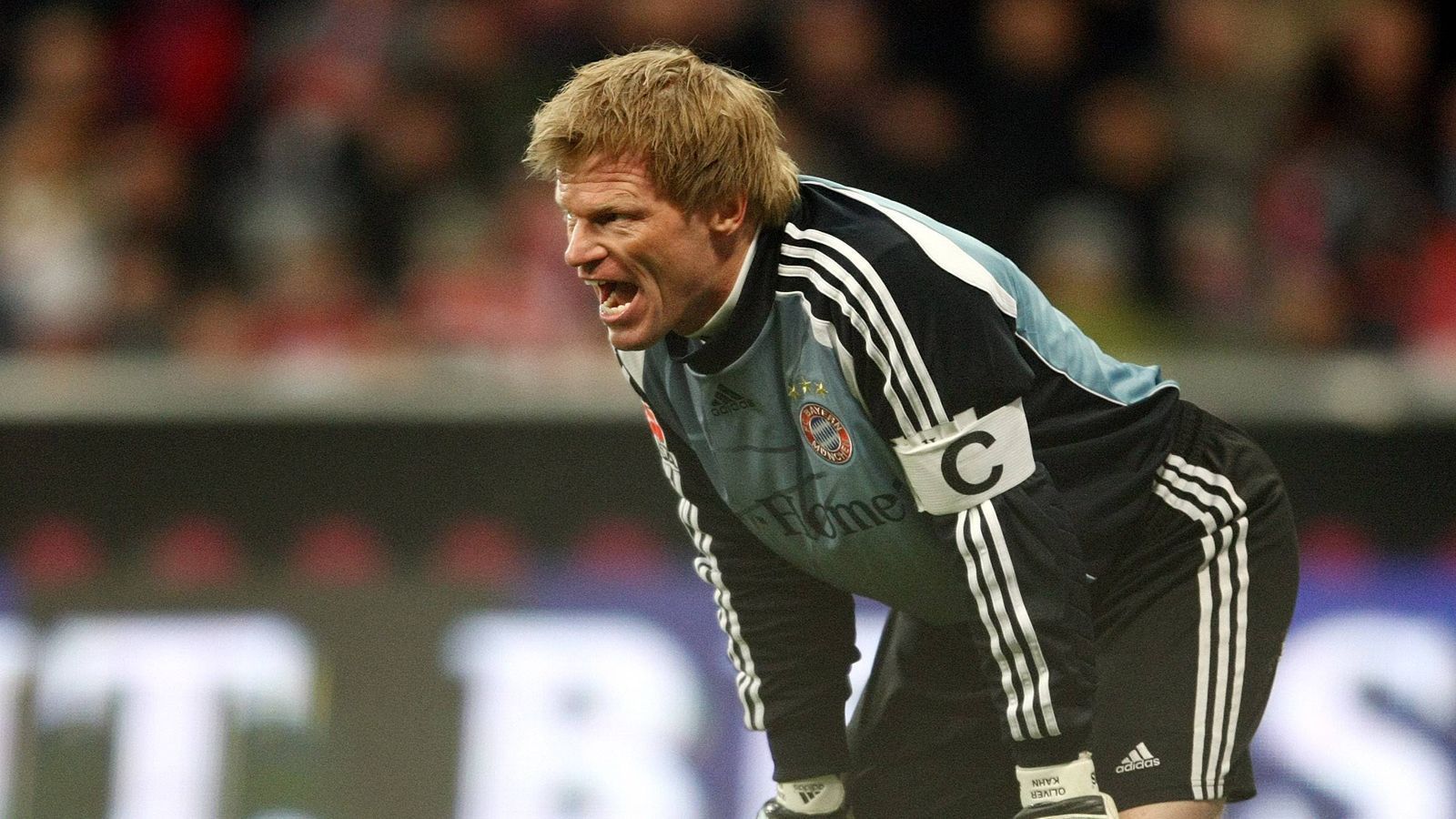 
                <strong>Platz 19 (geteilt): Oliver Kahn (FC Bayern München)</strong><br>
                &#x2022; Strafe: 25.000 Euro<br>Ja ja, auch Neuers heutiger Boss wurde einst zur Kasse gebeten. In seiner Rolle als Kapitän, Titan und Vulkan stutze Kahn einst die Neuzugänge Frank Ribery und Luca Toni noch vor deren Ankunft zur Saison 2007 ordentlich zurecht: Mit Blick auf die Leistungen der beiden mahnte Kahn im "kicker" an, dass eine Leistungssteigerung der beiden vonnöten sei, um in München zu bestehen: "Bayern ist nicht Marseille oder Florenz, sondern wie Milan, Real, Barca, ManUnited. Da muss sich der eine oder andere noch zurechtfinden, dass hier zwei, drei gute Spiele nicht reichen", sagte der Torhüter. Sein Verein sah die öffentliche Druckerhöhung eher weniger gern. Kahn wurde für ein Spiel suspendiert und musste zusätzlich eine Geldstrafe von 25.000 Euro zahlen.
              