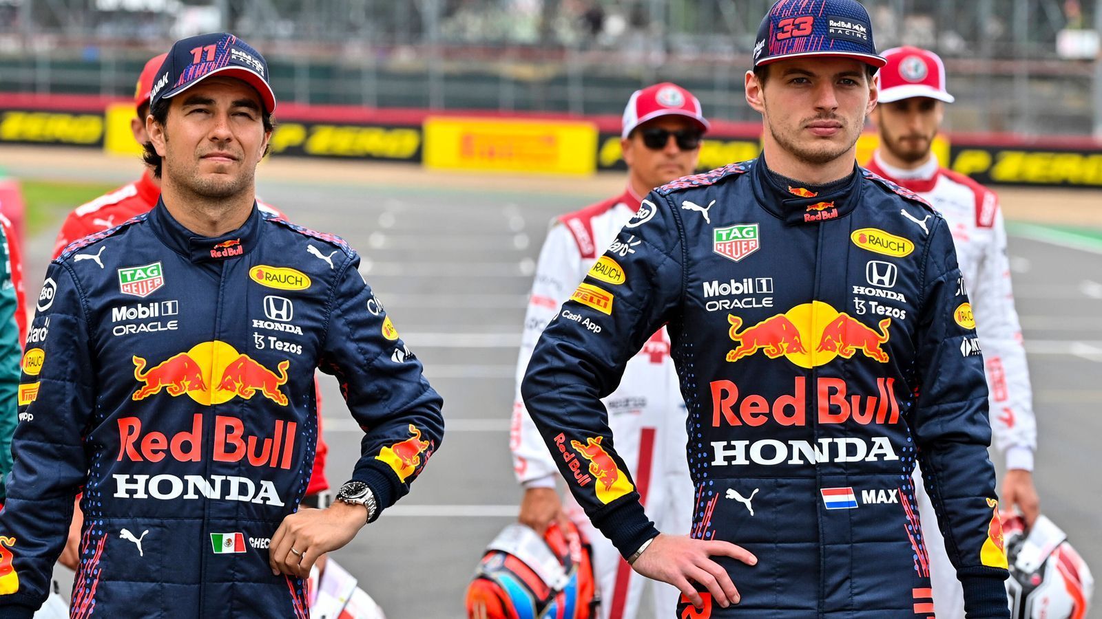 
                <strong>Red Bull</strong><br>
                Bei Red Bull ändert sich 2022 nichts. Neben Weltmeister-Kandidat Max Verstappen sitzt auch in der kommenden Saison Sergio Perez bei den Bullen hinterm Steuer. Der Mexikaner verlängerte erst Ende August seinen Vertrag.
              