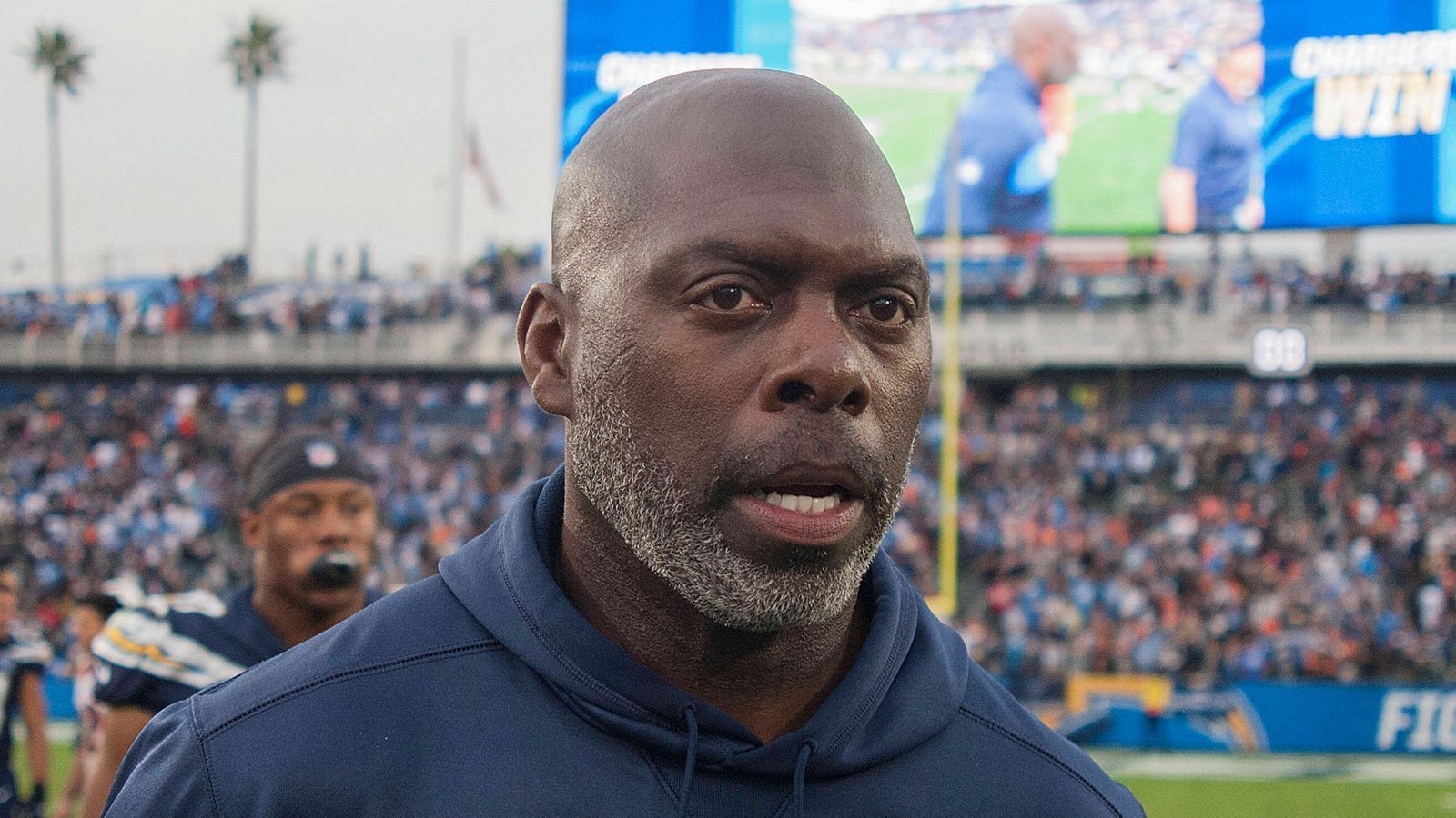 
                <strong>Anthony Lynn (Los Angeles Chargers)</strong><br>
                Die Luft für Anthony Lynn wird immer dünner. Nach der 0:45-Heimniederlage gegen die New England Patriots scheinen seine Tage als Head Coach bei den Los Angeles Chargers gezählt zu sein. Zwar wird er intern für seine Führungsqualitäten geschätzt, aber sein bisweilen seltsames Play-Calling wird ihm mehr und mehr zum Vorwurf gemacht. Der ehemalige Running Back nimmt gerade bei Führungen den Ball schnell aus den Händen seines Quarterbacks und setzt auf das Laufspiel. Das aber funktioniert nicht. Zudem schaffte er es tatsächlich bei fünf Punts der Patriots dreimal die falsche Anzahl an Spielern aufs Feld zu schicken. Bleibt die Frage, wie lange Lynn sich solche Fehler noch erlauben darf ...
              