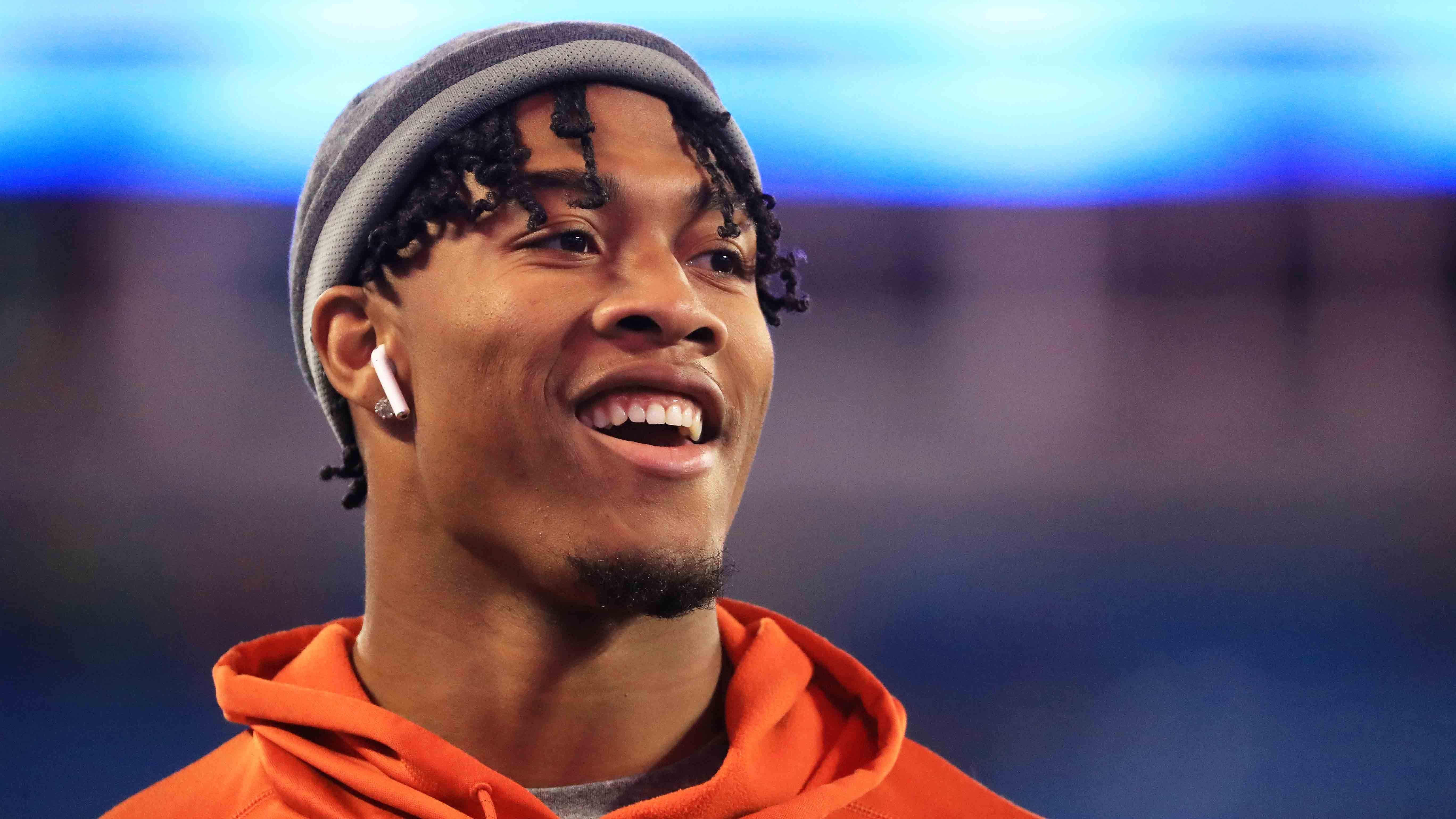 
                <strong>Isaiah Simmons (Linebacker, Clemson) </strong><br>
                Isaiah Simmons ist der Prototyp des modernen NFL-Verteidigers. Mit seiner Variabilität kann er fast jede Position hinter der Defensive Front ausfüllen. Trotz seiner 103 Kilogramm lief er den 40 Yard Combine in unglaublichen 4.39 Sekunden, eine der schnellsten Zeiten aller Defense-Spieler. Er kann sowohl die großen Tight Ends im Slot aus dem Spiel nehmen, als auch Downfield als Safety die Bälle abfangen. Zudem überzeugt er mit seinen Fähigkeiten im Blitz. 2019 kam er insgesamt auf 104 Tackles, sieben Sacks, drei Interceptions und ein forciertes Fumble. Es gibt tatsächlich wenig Spieler, die mit dem Spielstil von Simmons vergleichbar sind. Am ehesten vielleicht Tyrann Mathieu von des Kansas City Chiefs.
              