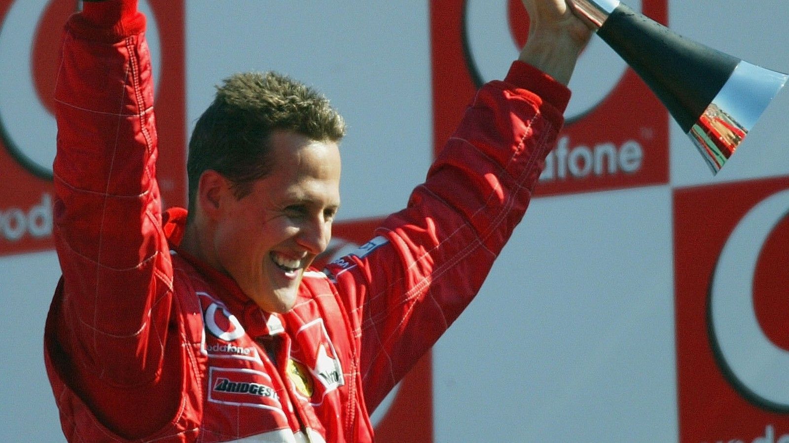 
                <strong>Italien-GP 2003</strong><br>
                Der Große Preis von Italien ist alleine aufgrund seiner Durchschnittsgeschwindigkeit der kürzeste im Rennkalender. 2003 dauerte der Grand Prix im Autodromo in Monza nur knapp 75 Minuten. Damit ist er das kürzeste Rennen, bei dem keine rote Flagge gezeigt werden musste. Passend zum Austragungsort siegte seinerzeit übrigens Michael Schumacher im Ferrari.
              
