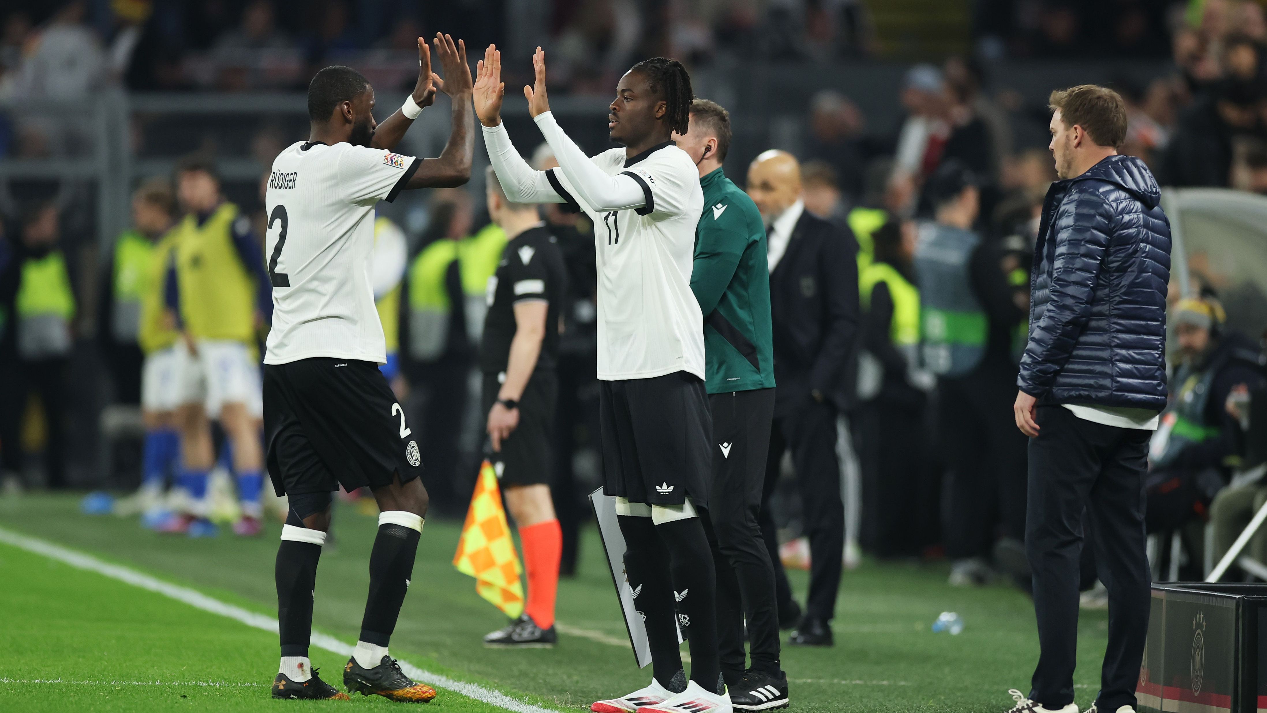 <strong>Yann Aurel Bisseck (Inter Mailand)<br></strong>Laut dem Portal "CaughtOffside" beobachten Manchester United, West Ham, Tottenham Hotspur, Bournemouth und Everton den Inter-Verteidiger. Der 1,96-Meter-Hüne könnte dem Bericht zufolge im Sommer für eine Ablöse von 55 Millionen Euro verfügbar sein. Der Ex-Kölner hat im März im DFB-Team debütiert und könnte beim Final Four der Nations League eine größere Rolle spielen.