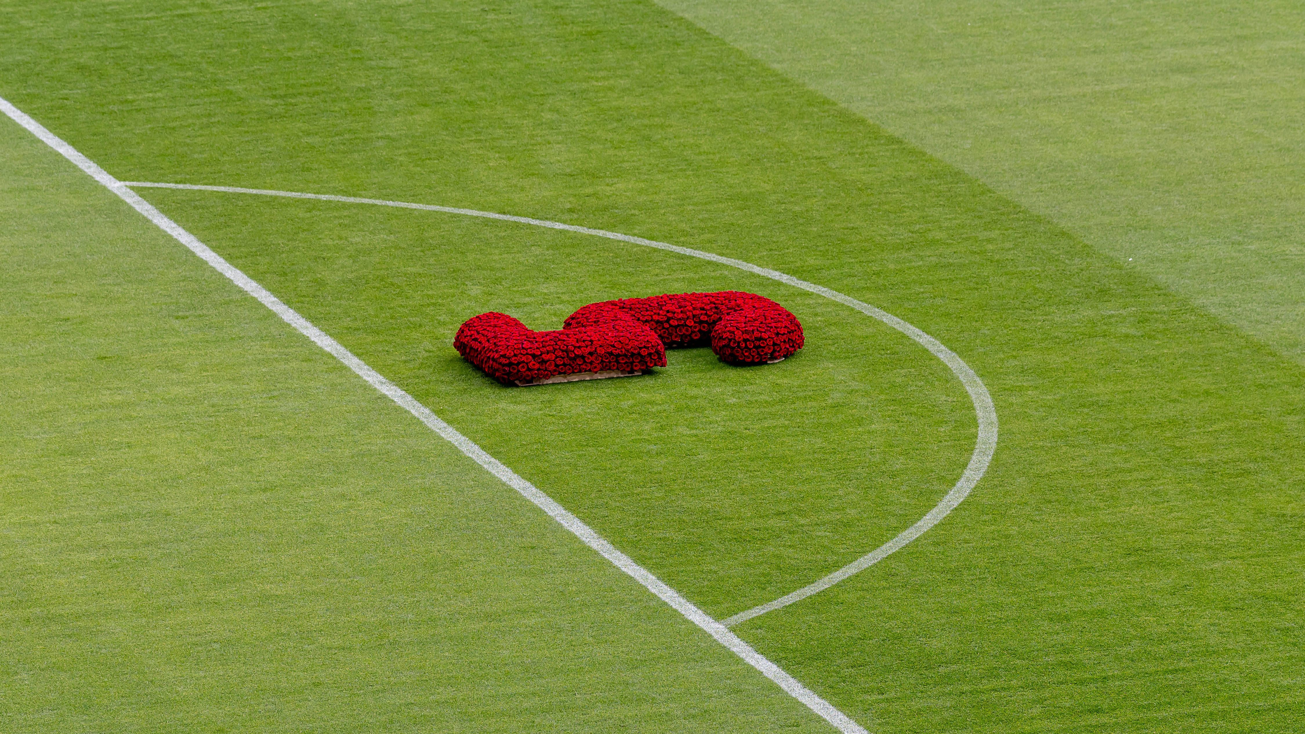 <strong>Symbol auf dem Rasen</strong><br>Auf dem Rasen vor einem&nbsp; der beiden Strafräume bildet ein Gesteck aus Blumen die Nummer 5. Die Nummer, die den "Kaiser" berühmt gemacht hat.