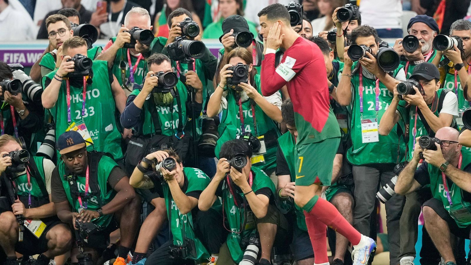 
                <strong>Cristiano Ronaldo gegen Uruguay: Sperenzchen, Flitzer, Achtelfinale!</strong><br>
                Im Mittelpunkt stand er auch gegen Uruguay natürlich trotzdem. Die Augen sind bei den Portugiesen immer auf ihn gerichtet.
              