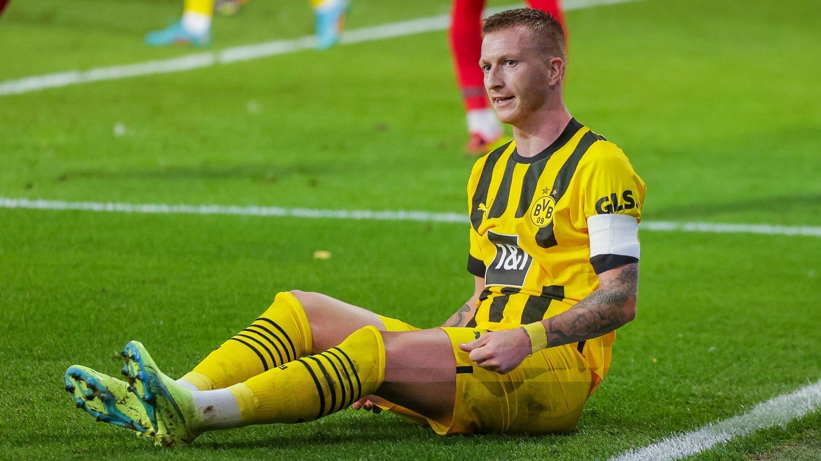 
                <strong>Marco Reus (Borussia Dortmund)</strong><br>
                Der Fluch des Marco Reus hat wieder zugeschlagen. Schon zweimal musste der Dortmunder Spielmacher ein großes Turnier verletzungsbedingt absagen. Und auch seine Teilnahme in Katar ist derzeit alles andere als garantiert. Ein Sprunggelenksverletzung, die sich Reus im Herbst zugezogen hatte, zieht sich länger als erhofft. Vor wenigen Tagen reichte es im Training noch nicht ganz für den Routinier. Allerdings machte BVB-Trainer Edin Terzic Hoffnung, dass Reus schon am Wochenende wieder im Bundesliga-Kader stehen könne. Dann ginge es nur noch darum, den Trainingsrückstand aufzuholen, Spielpraxis zu sammeln und sich nicht wieder zu verletzen. Die Daumen sind gedrückt. Prognose: WM-Wackelkandidat
              