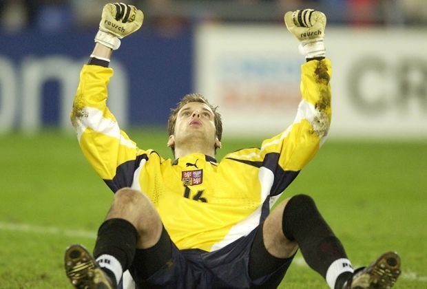 
                <strong>Petr Cech (Werder Bremen)</strong><br>
                Und noch ein Fast-Bremer: Petr Cech wird Werder im Frühjahr 2001 als 18-jähriges Torwarttalent angeboten - für eine Million Mark. Auch hier machen die Klub-Verantwortlichen den Fehler und lassen den Deal platzen.
              