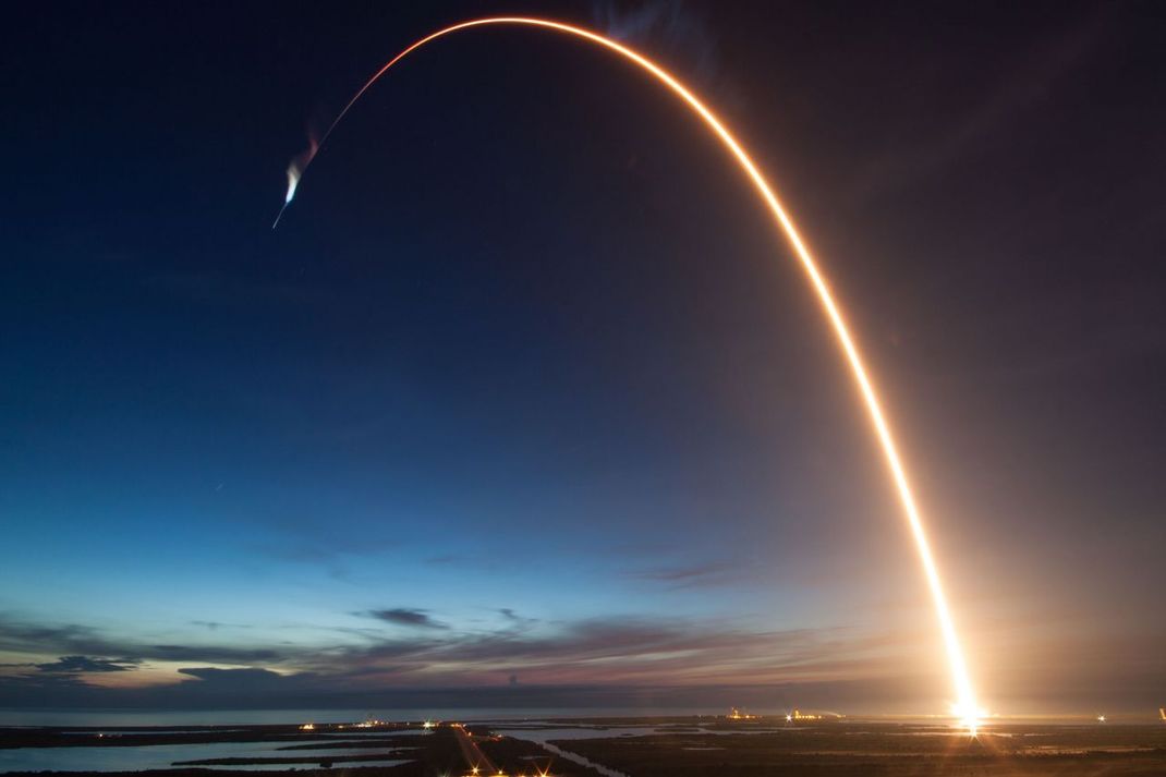 Alles, was der Mensch baut, ist langsam im Vergleich zu Licht. Ein Jumbojet erreicht nur 0,00008 Prozent der Lichtgeschwindigkeit und selbst eine Rakete wie hier im Bild eine Falcon 9 von SpaceX, erreicht nur knapp 0,003 Prozent. Um ein Lichtjahr zurückzulegen, bräuchtest du mit dem Flugzeug 1,2 Millionen Jahre, mit der Rakete schlappe 38.000 Jahre. Das ist umso schlimmer, als der nächste entfernte Stern Proxima Centauri mehr als vier Lichtjahre entfernt ist. Keine guten Aussichten für Kurztrips in der Galaxis.