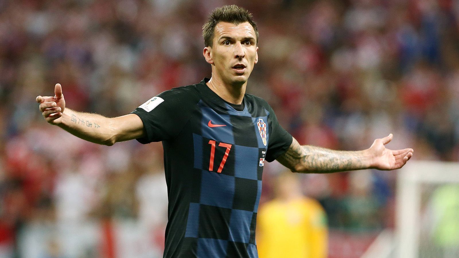 
                <strong>Mario Mandzukic (Kroatien)</strong><br>
                Mario Mandzukic hat die Bundesliga als zweifacher Double-Sieger verlassen. 2010 wurde er vom VfL Wolfsburg für sieben Millionen Euro von Dinamo Zagreb verpflichtet und wechselte zwei Jahre später zum FC Bayern. Dort wurde er in zwei Jahren zweifacher Meister und Pokalsieger und wechselte anschließend zu Atletico Madrid. Mittlerweile spielt er in Turin und hat sich mit der Alten Dame schon dreimal zum italienischen Meister gekürt. 
              