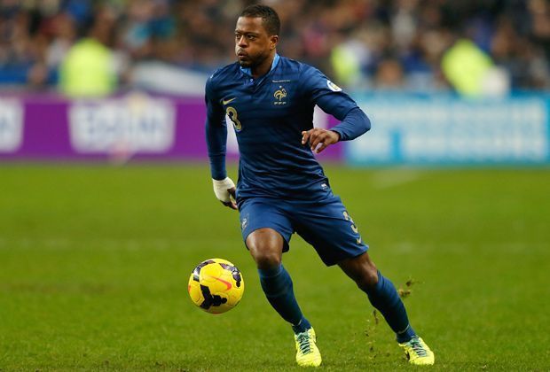 
                <strong>Patrice Evra (33, Frankreich)</strong><br>
                Seit 2004 ist Patrice Evra französischer Nationalspieler. Der letzte große Triumph der Tricolore war der Europameistertitel 2000. Für den Linksverteidiger ist die WM die letzte Möglichkeit, den wichtigsten Titel mit der Nationalmannschaft zu gewinnen.
              