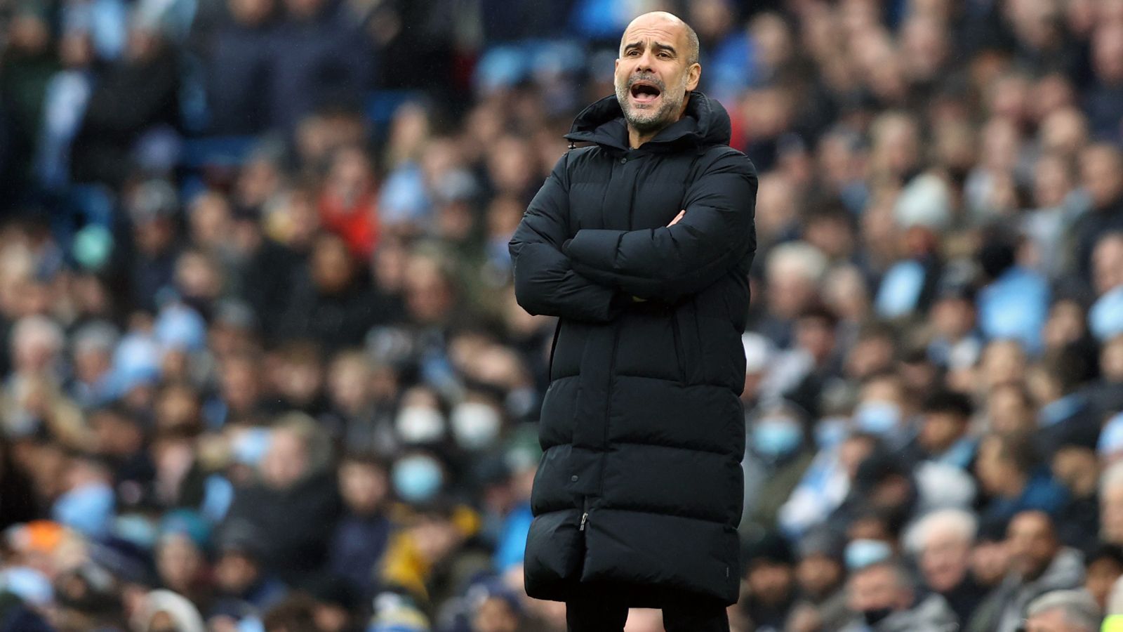 
                <strong>Pep Guardiola (Manchester City)</strong><br>
                Bei Liverpools Premier-League-Kontrahent Manchester City hat es mit Pep Guardiola ebenfalls den Coach erwischt. Der frühere Bayern-Trainer fehlte daher bereits zuletzt im FA-Cup-Spiel der Citizens gegen den Viertligisten Swindon Town. Generell sorgt die Corona-Pandemie bei ManCity für umfangreiche Ausfälle. Neben Guardiola wurden sieben Spieler sowie 13 weitere Mitarbeiter des Klubs positiv getestet. So erwischte es auch Guardiolas Co-Trainer Juanma Lillo. Daher betreute mit Rodolfo Borrell ein weiterer Assistent Guardiolas das City-Team beim Sieg gegen Swindon. 
              