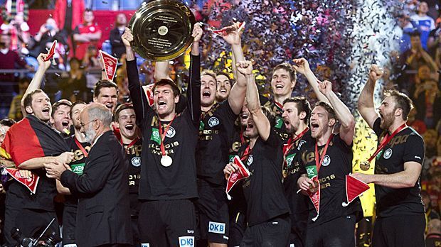 
                <strong>Bilder zum EM-Finale Deutschland gegen Spanien</strong><br>
                Da ist das Ding! Die deutschen Handballer belohnen sich im EM-Finale gegen Spanien für ihr herausragendes Turnier und halten die Schale in die Höhe.
              