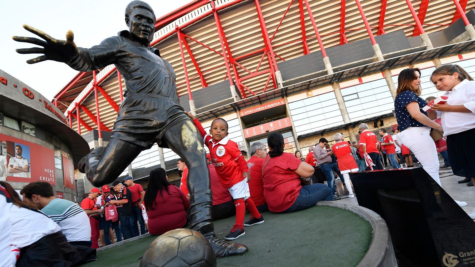 <strong>Portugal: Benfica Lissabon 1971/72 </strong><br>
                Dank Superstar Eusebio schaffte es Benfica Lissabon, die Saison 1971/72 ohne Niederlage abzuschließen. Insgesamt konnten Eusebio und Co. 28 der 30 Saisonspiele gewinnen. Der erste große portugiesische Fußballstar wird bis heute von den Benfica-Fans verehrt. Vor dem Heimstadion in Lissabon steht auch eine Statue des legendären Eusebio (Foto), der 2014 verstorben ist.
